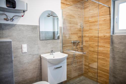 库多瓦-兹德鲁伊Domki całoroczne Jesionowscy的浴室配有卫生间、盥洗盆和淋浴。