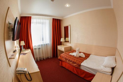 布良斯克Hotel Desna的酒店客房设有床和窗户。