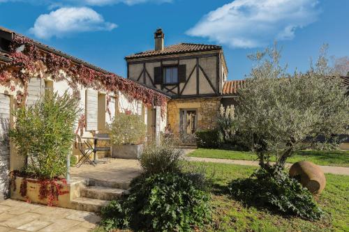 萨尔拉拉卡内达Hotel Le Mas de Castel - Piscine chauffee的一座带花园的古老房子