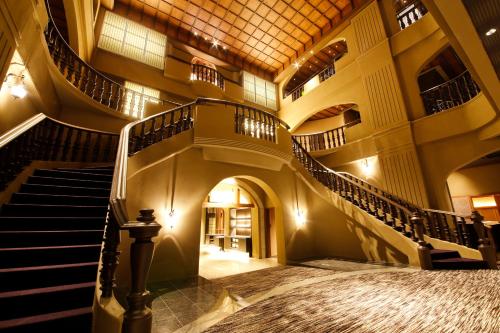 南淡路市淡滨离宫日式旅馆的楼梯间,楼内有螺旋楼梯