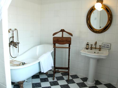 格内斯塔索德图纳城堡酒店的带浴缸和盥洗盆的浴室