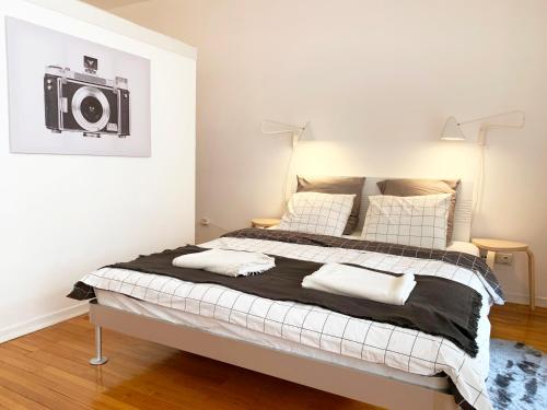 贝尔格莱德缪阿丽娜公寓的卧室配有一张床铺,墙上有扬声器