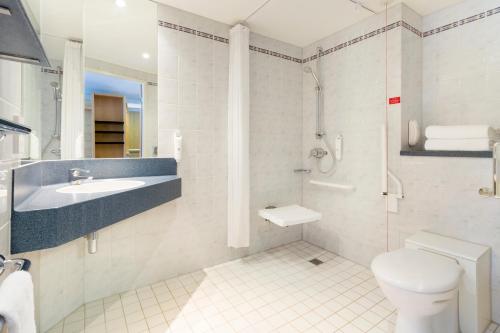 伦敦快捷假日皇家公园酒店的浴室配有卫生间、盥洗盆和淋浴。