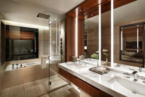 首尔新罗酒店的一间浴室