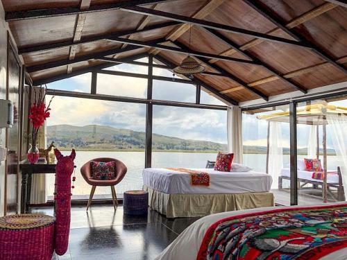 普诺Amalia Titicaca Lodge的一间卧室设有两张床,享有水景