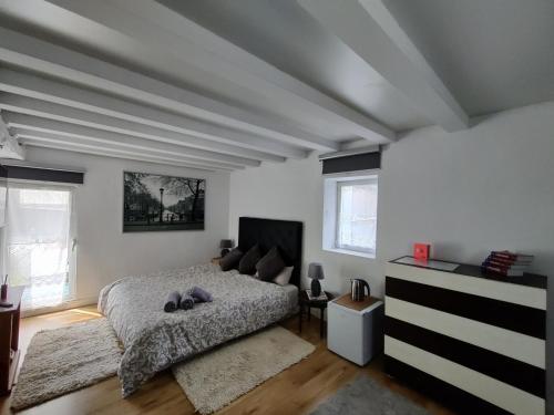 毕尔巴鄂Amets house的一间卧室配有一张床和一张沙发