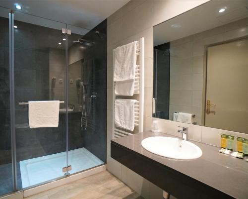 埃尔塞拉特萨尔瓦多普拉代酒店的一间带水槽和淋浴的浴室