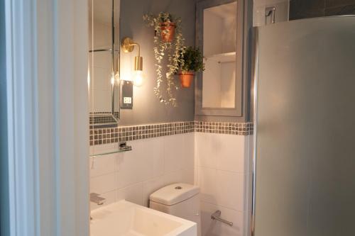 Beckford贝克福德酒店 的一间带水槽、卫生间和镜子的浴室