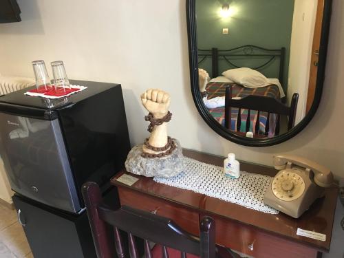 卡拉马塔乔治酒店 的一张桌子上的电视机,镜子