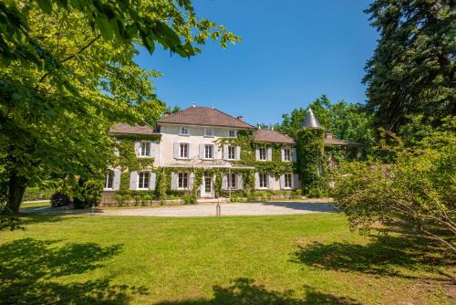 Saint-Étienne-de-Saint-GeoirsChateau des Ayes - Chambres & suites的一座大型白色房子,设有大院子