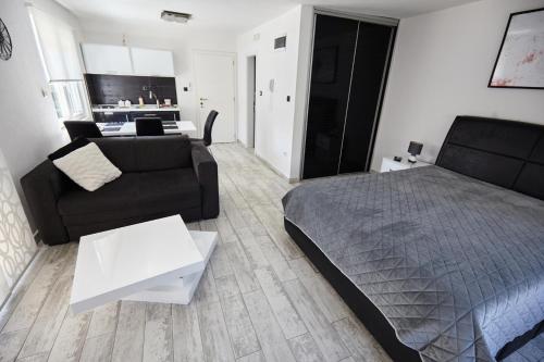 弗尔尼亚奇卡矿泉镇Apartment Azulmburgo的客厅配有床和沙发