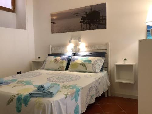 泰尔莫利La Casetta nel Borgo的一间卧室配有一张床,上面有两条毛巾