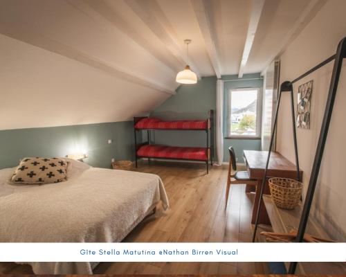 Grand gîte - Stella Matutina客房内的一张或多张双层床
