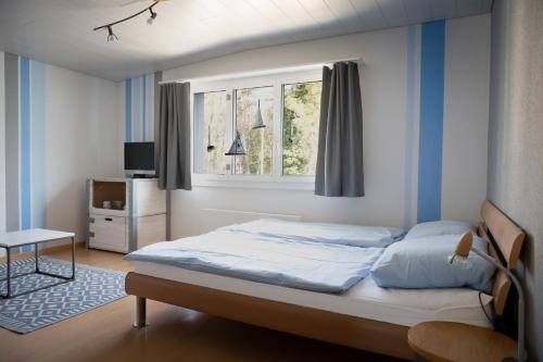 BauenBeachhouse Isleten的一间卧室设有一张床和一个窗口