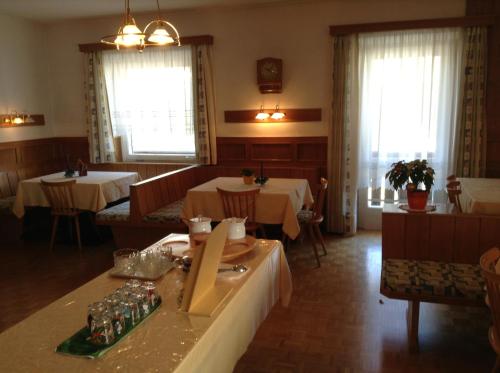 塞斯托加尼霍费尔公寓的用餐室设有2张桌子和椅子以及窗户。
