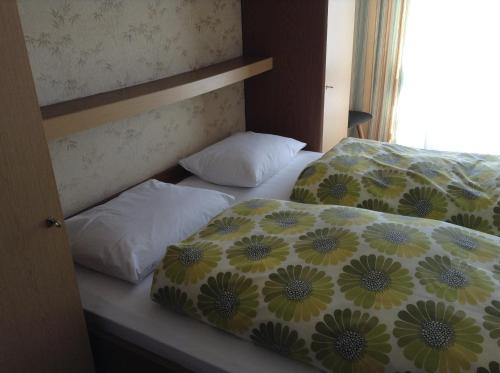 塞斯托加尼霍费尔公寓的两张位于房间的床,配有两个枕头