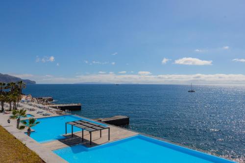 丰沙尔VidaMar Resort Hotel Madeira - Dine Around Half Board的海景游泳池