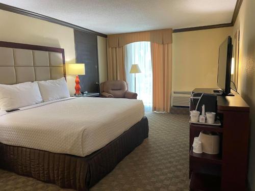 休斯顿Wingate Houston near NRG Park/Medical Center的酒店客房设有一张大床和一台电视。