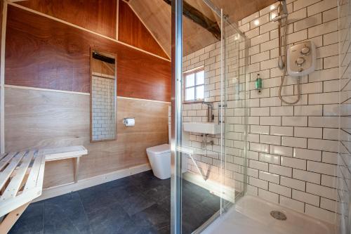 坎特伯雷Oakside Tree Tops的一间带玻璃淋浴和卫生间的浴室