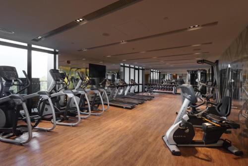 安平区台南大员皇冠假日酒店的健身房设有一排跑步机和有氧运动器材