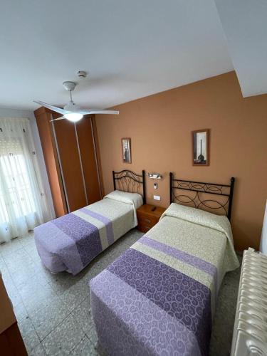 阿尔甘达·德尔·雷伊H Arkanta的一间卧室,配有两张床