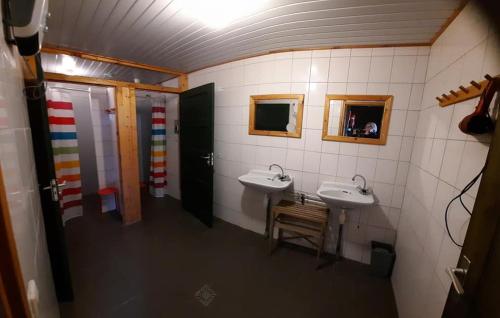 Kronenberg't Peelhuisje的一间带两个水槽和木椅的浴室