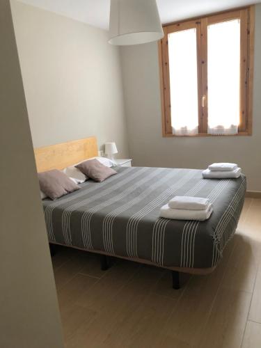 潘蒂科萨Apartamento Casa Francho的一间卧室配有一张床,上面有两条毛巾