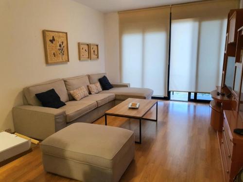 Apartamento ideal para familias的休息区