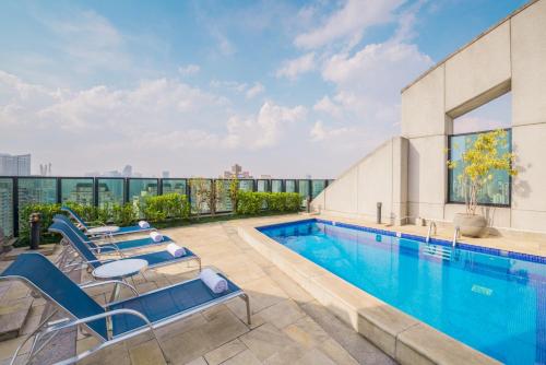 圣保罗蓝树维波迪维努顶级酒店的建筑物屋顶上的游泳池