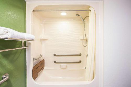 堪萨斯城国际机场司丽普酒店的一间浴室