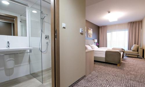 OsiekHotel Molo Resort的一间酒店客房 - 带一张床和一间浴室