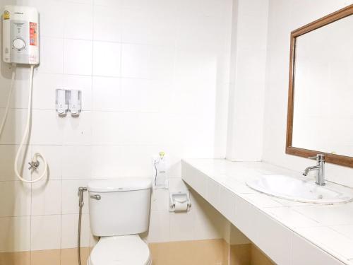 黎府Phurua Bussaba Resort & Spa的白色的浴室设有卫生间和水槽。