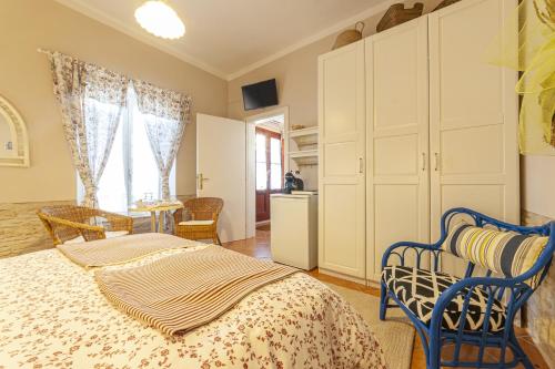阿兰奇湾城Domus de Carrera的一间带两张床的卧室和一间厨房