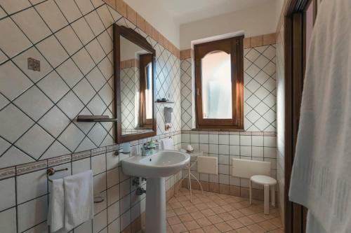 特拉蒙蒂Il Frescale Country House的一间带水槽和镜子的浴室