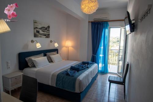 斯基亚索斯镇Villa Nina的一间卧室设有一张床和一个滑动玻璃门