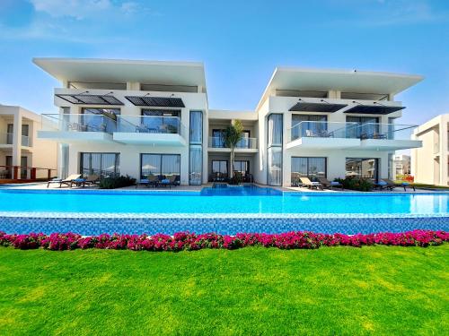 赫尔格达Rixos Premium Magawish Suites and Villas- Ultra All-Inclusive的大型房屋,设有大型游泳池
