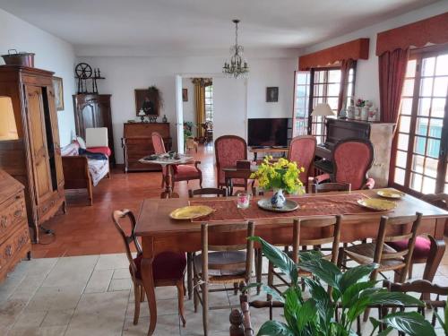 罗克布吕讷-卡普马丹Soutariba的客厅配有桌椅