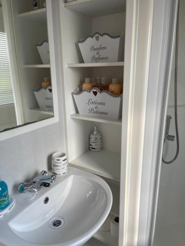 林肯Holiday Home Breaks At Tattershall Lakes的一间带水槽和镜子的浴室