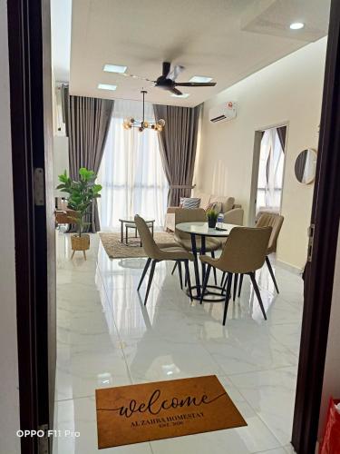 哥打巴鲁Al Zahra Homestay by Troika Kota Bharu的用餐室以及带桌椅的起居室。