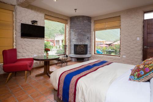 乌鲁班巴Intiterra Apart Hotel Villas的一间卧室配有一张床和一个壁炉