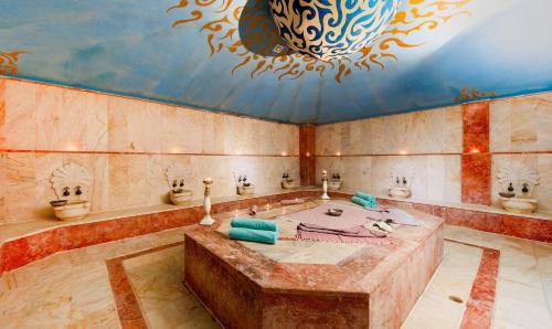 凯麦尔Miarosa Kemer Beach的浴室配有带花式天花板的大浴缸