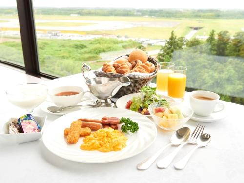 成田成田马罗德国际酒店的包括一盘早餐食品和饮料的早餐桌