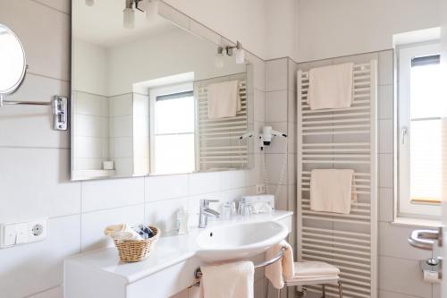 施图尔克鲁兹迈耶餐厅兰德加特酒店的白色的浴室设有水槽和镜子