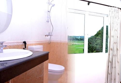 努沃勒埃利耶Stamford Star Hotel的一间带水槽和卫生间的浴室以及窗户。