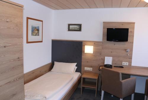 哈格瑙Strandhaus Hagnau的小房间设有一张床和一张书桌