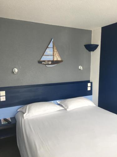 锡河边的圣奥班Initial by balladins Dieppe的卧室配有一张挂着帆的床铺。