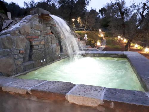 蒙特卡蒂尼泰尔梅Romantic house with outside hydro的喷泉池中的瀑布