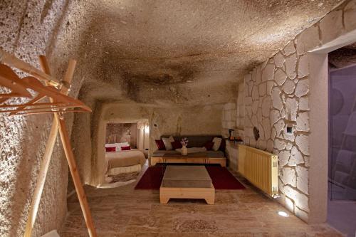 格雷梅Sato Cave Hotel的卧室配有一张床和一张桌子