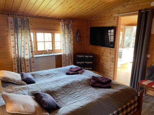 BromöllaRusthållaregården i Edenryd的一间卧室配有一张大床和枕头