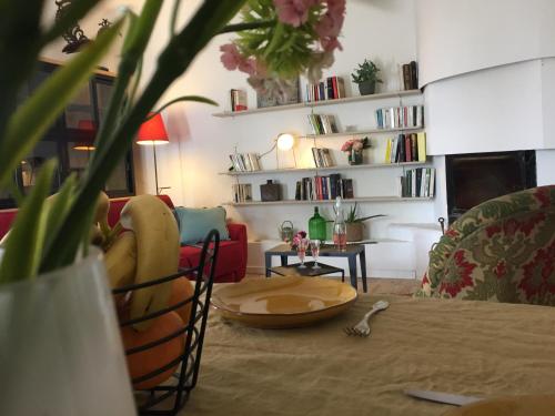 迈兹Domaine Sesquier Mas d'exception Jasmin的客厅配有沙发和桌子